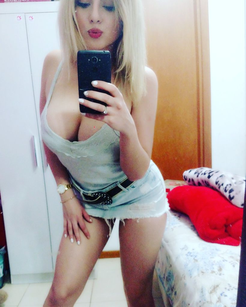 Camgirl Jessy Ledux de vestidinho