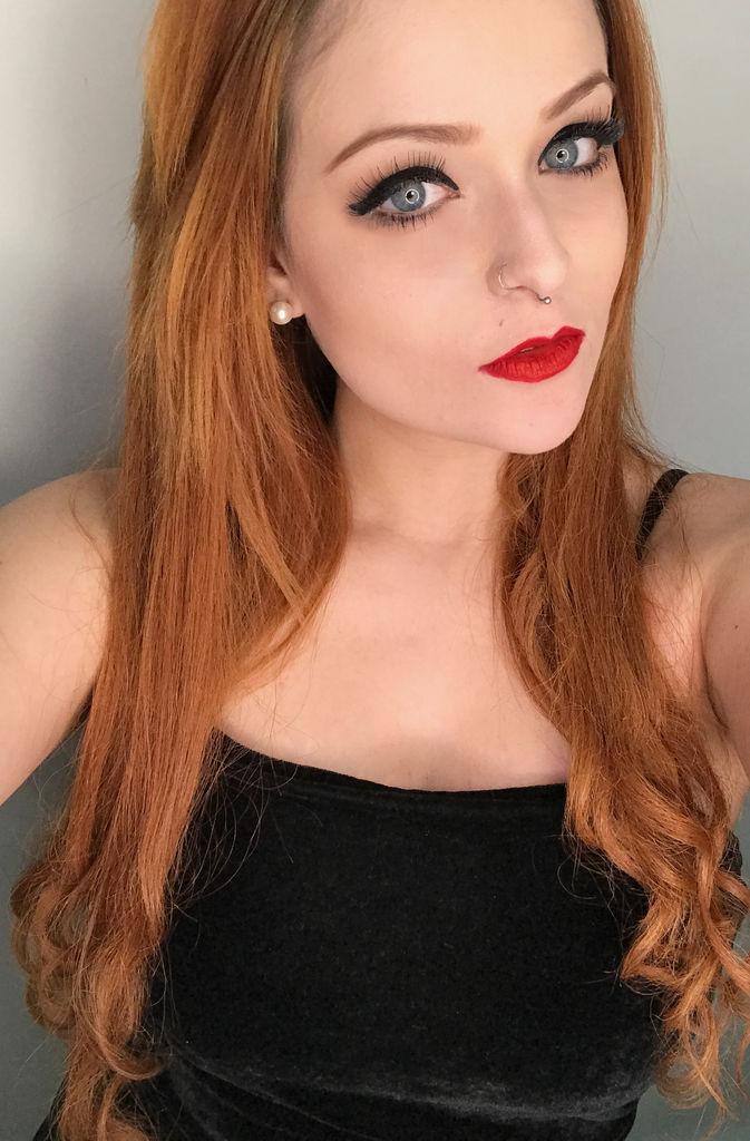 Camgirl RedHeadGirlx olhos azuis