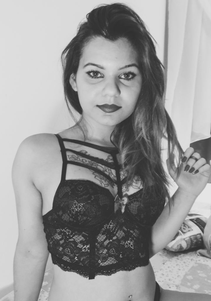 Camgirl Ellen Alvez lingerie