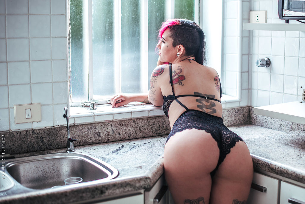 Mila Spook empinando a bunda