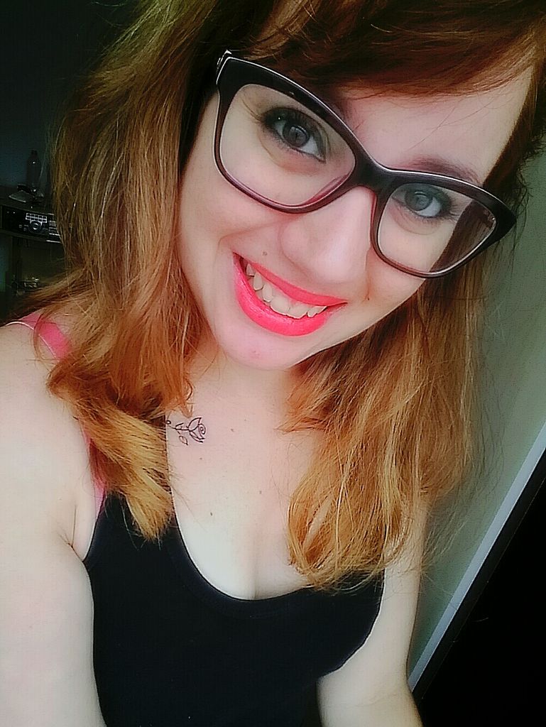 Camgirl Pérola Lins de óculos