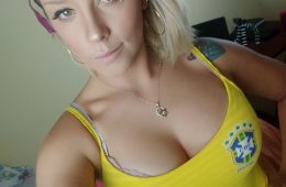 Camgirl Agatinha uniformizada