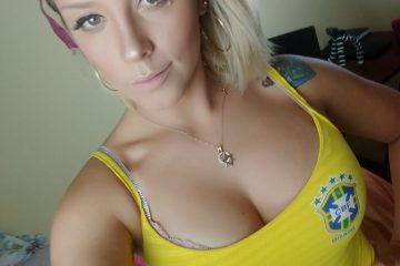 Camgirl Agatinha uniformizada