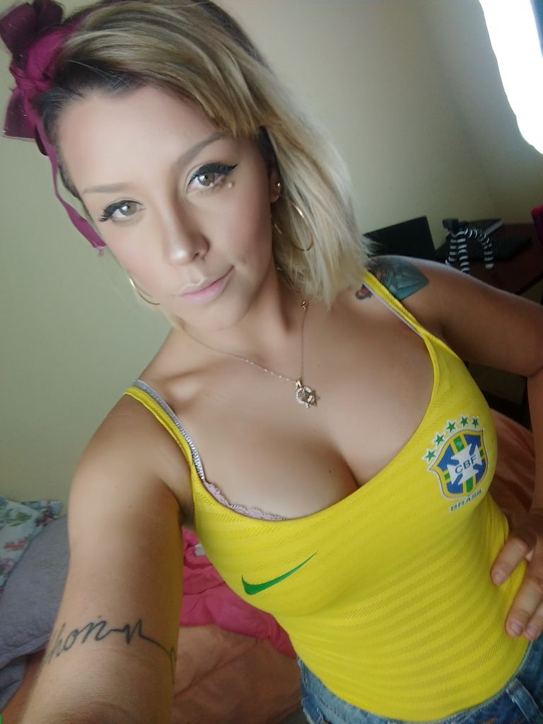 Camgirl Agatinha uniformizada
