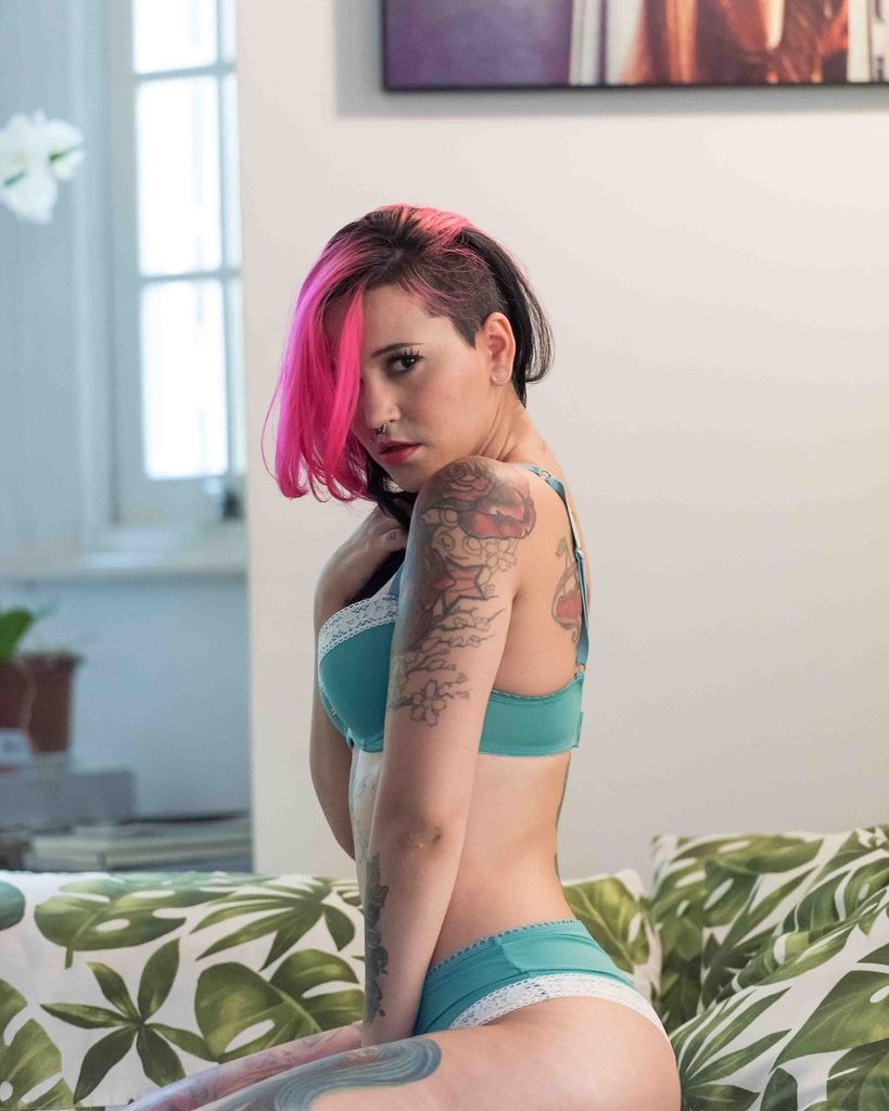 Mila Spook rabuda de lingerie