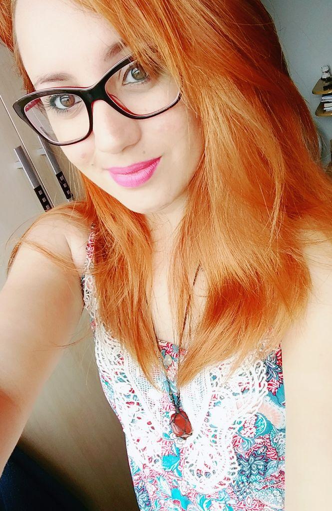 Camgirl ruiva Pérola Lins ruiva