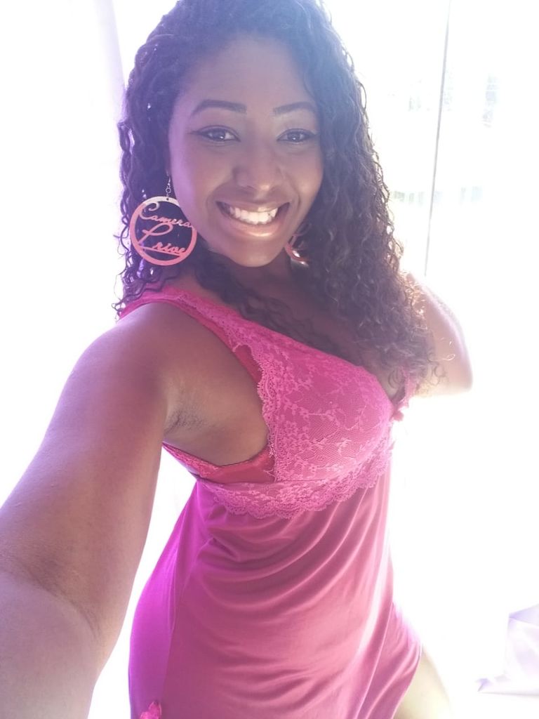 Camgirl negra Kyara Ebony de camisola
