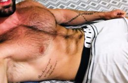 Camboy Ricardo Mayer sem camisa de cueca