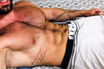 Camboy Ricardo Mayer sem camisa de cueca