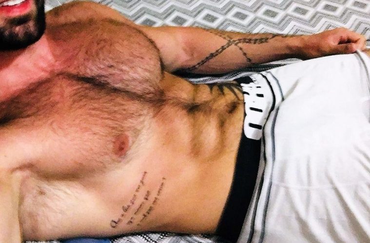 Camboy Ricardo Mayer sem camisa de cueca