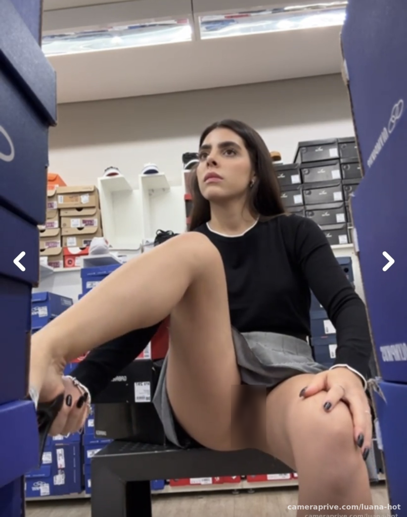 Camgirl Luana Hot sem calcinha e de saia